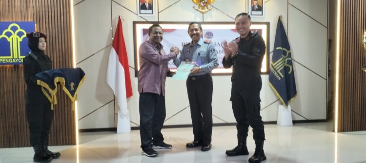 Kakanwil Kemenkumham Sumatera Barat Haris Sukamto A. KS S.H M.H didampingi Kepala Lapas Narkotika Kelas III B terima Sertifikat lahan