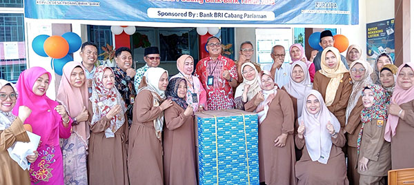 Kantor Pertanahan Lakukan Penanganan Akses Reforma Agraria 1 FOTO BERSAMA—Penyerahan bantuan kulkas dari BRI Cabang Pariaman didampingi BPN Pariaman kepada KWT Desa Padang Birik - Birik.