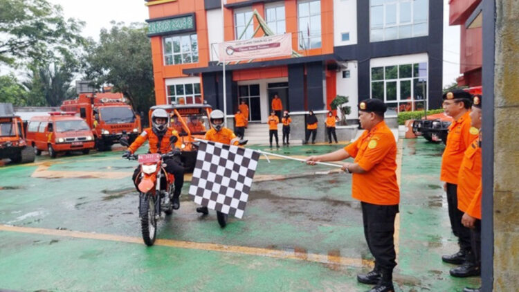 APEL SIAGA— Kantor SAR Padang menggelar apel Siaga SAR Khusus, Senin (18/12) untuk persiapan pengamanan perayaan Natal dan Tahun Baru.