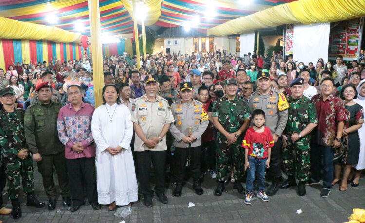 KUNJUNGI— Kapolda Sumbar Irjen Pol Suharyono (tengah) dan Gubernur Mahyeldi berfoto bersama usai mengunjungi Gereja Katedral, Kecamatan Padang Barat, Kota Padang, Minggu malam (24/12).