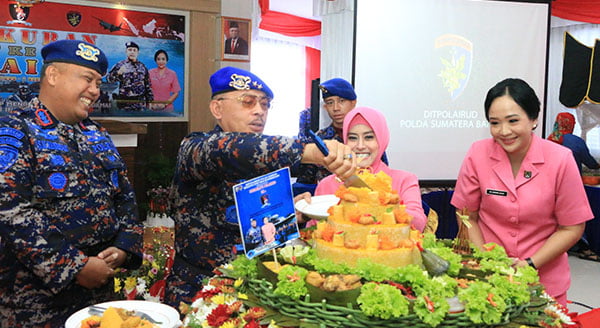 POTONG TUMPENG— Kapolda Sumbar Irjen Pol Suharyono saat memotong tumpeng pada acara syukuran HUT Polairud ke-73.