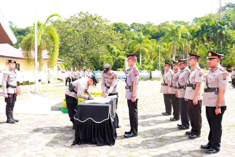 Kabag SDM, Kasat Narkoba dan Satlantas Disertijabkan 1 PIMPIN SERTIJAB— Kapolres Sawahlunto AKBP Purwanto Hari Subekti, pimpin upacara sertijab tiga anggotanya.