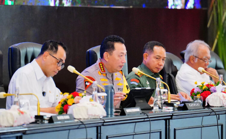 RAKOR— Kapolri Jenderal Listyo Sigit Prabowo (dua dari kiri) saat rakor pengamanan natal dan tahun baru.
