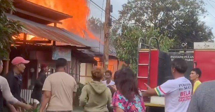Rumah Kayu dan 3 Petak Kontrakan Ludes Terbakar 1 KEBAKARAN— Petugas Damkar melakukan penyemprotan air untuk memadamkan api yang membakar empat bangunan di Kelurahan Padang Tinggi Piliang, Kecamatan Payakumbuh Barat.