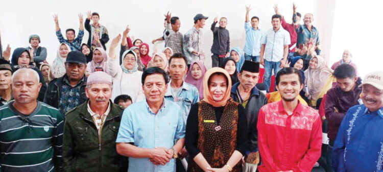 SEMINAR SEHARI— Kabid PHPA DP3AP2KB Sumbar, Rosmadeli bersama Wakil Ketua DPRD Sumbar, Suwirpen Suib dalam kegiatan Seminar Sehari Pencegahan Kekerasan terhadap Anak bagi Masyarakat Luas di Kabupaten Solok dan Kota Padang, beberapa waktu lalu.