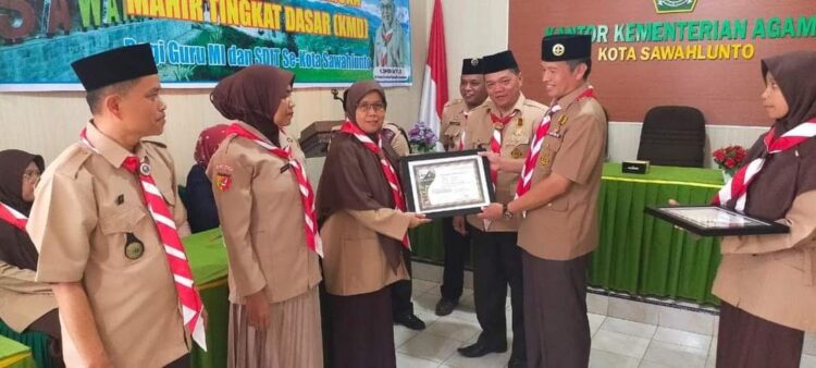 Kemenag Teken MoU dengan Kwarcab II 1 KERJA SAMA— Kemenag Kota Sawahlunto dan Kwarcab II usai tanda tangan MoU, memlihatkan surat kerja sama.