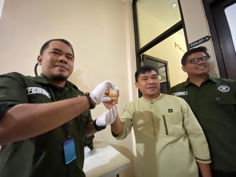 Belasan Wartawan Payakumbuh Jalani Tes Urine Mendadak 1 HASIL TES URINE— Kepala BNNK Payakumbuh, M. Febrian Jufril bersama wartawan Payakumbuh memperlihatkan hasil tes urine.