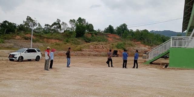 Pengerasan Lahan Parkir, Kadispora Nursal Gustim Tinjau Stadion H Marah Adin 1 TINJAU—Kepala Dinas Pemuda dan Olahraga (Kadispora) Kota Solok, Nurzal Gustim saat melakukan peninjauan pelaksanaan pekerjaan lanjutan pembangungan
Stadion H. Marah Adin, Kota Solok.