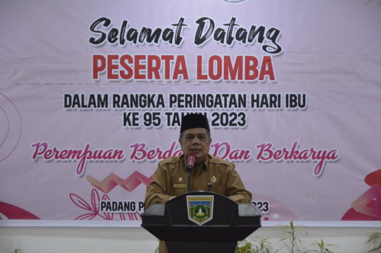 SAMBUTAN—Kepala Dinas Sosial PPKBPPPA, Drs. Osman Bin Nur, M.Si berikan sambutan pada saat pembukaan acara.
