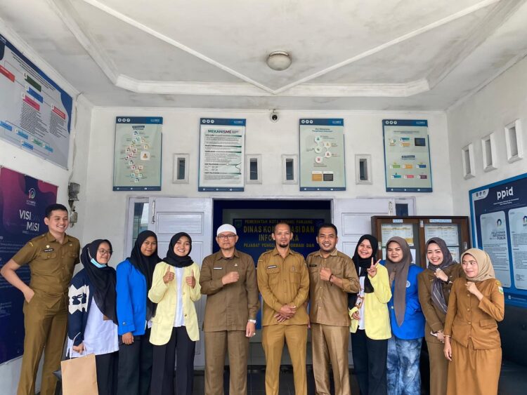Mahasiswa UNP, ISI dan UIN Suska Akhiri Magang di Kominfo 1 FOTO BERSAMA— Kepala Dinas Kominfo Ampera Salim dan Kepala Bidang IKP Maryulis Max, berfoto bersama dengan mahasiswa magang yang sudah mengakhiri tugas kuliahnya di DInas Kominfo Kota Padang Panjang.