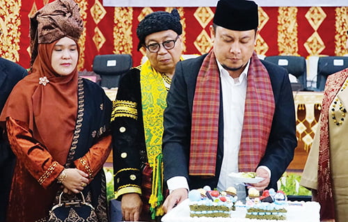 DPRD Kota Payakumbuh Gelar Rapat Paripurna HUT Payakumbuh ke-53 th, “Berinovasi dan Berkolaborasi untuk Payakumbuh Terus Berprestasi” 1 Ketua DPRD Kota Payakumbuh Hamdi Agus, ST saat memotong kue HUT Kota Payakumbuh ke-53 disaksikan Pj Wali Kota dan Ketua PKK serta Ketua IKD.