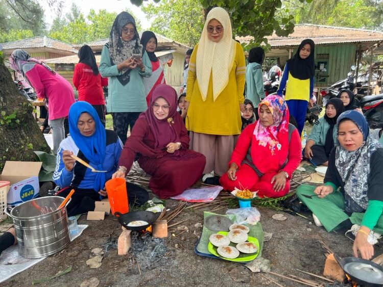 Ketua TP PKK Kabupaten Pasaman Barat Ny. Titi Hamsuardi saat menghadiri kegiatan