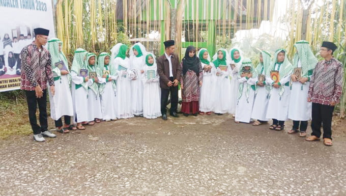 KHATAM AL-QUR’AN— Ketua Pelaksana Khatam Al-Qur’an, Firman Katik Nagari (tengah) bersama peserta Khatam Al-Quran di Musala Istiqomah, Koto Katik, Jorong Andaleh, Nagari Tigo Balai, Kecamatan Matur, Kabupaten Agam, Selasa (12/12).