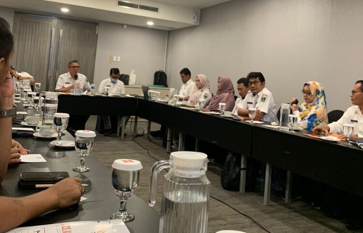 MEDIASI—Dinas PMPTSP Sumbar memfasilitasi mediasi antara CV Putra Idola dengan pemilik lahan Pasutri Zarman Putra dan Sri Hartati, Rabu (13/12), di Hotel Ibis Padang.