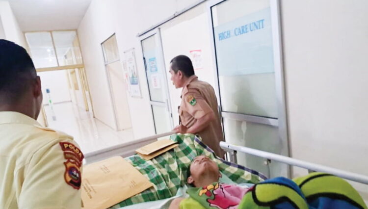 Setelah Dirawat di RSAM Bukittinggi, Korban Terakhir Erupsi Marapi Pulang ke Riau 1 KORBAN SELAMAT— Korban selamat akibat erupsi Marapi, yang dirawat di RSAM Bukittinggi selama delapan hari atas nama Muhammad Arbi akhirnya diizinkan pulang ke Pekanbaru, Riau, Rabu (13/12).