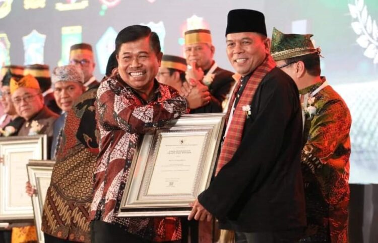 Anugerah Kabupaten Kota Sehat Tahun 2023, Kota Pariaman Raih Penghargaan Swasti Saba Wistara 1 SERAHKAN—DR. H. Suhajar Diantoro, Sekretaris Jenderal Kementerian Dalam Negeri RI serahkan pengharaagn kepada Hendri .