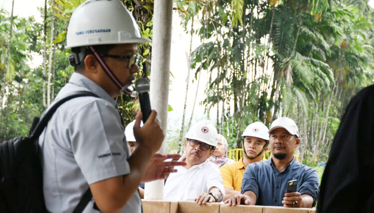 PERKENALKAN PRODUK SEPABLOCK— Staf BINS PT Semen Padang Helmi Arya Putra menyampaikan tentang produk Sepablock, yang merupakan produk turunan dari PT Semen Padang, saat kunjungan pimpinan media di Sumbar ke Semen Padang, beberapa waktu lalu.