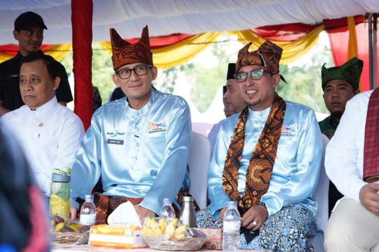 KUNJUNGI FPM 2023— Menparekraf Sandiaga Uno bersama Bupati Eka Putra saat mengunjungi Festival Pesona Minangkabau (FPM) VI tahun 2023 di Istano Basa Pagaruyung.