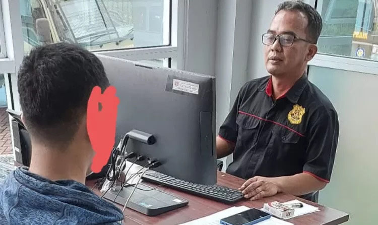 Open BO, 4 PSK Gay Ditangkap Satpol PP, Cari Pelanggan Lewat Aplikasi Online 1 JALANI PEMERIKSAAN— Salah satu pria yang diduga penyuka sesama jenis diperiksa oleh penyidik Satpol PP Bukittinggi.