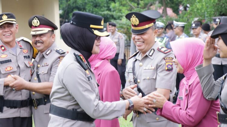 Lima Pejabat Utama dan Satu Kapolsek Bergeser 1 SALAMI—Kapolres Payakumbuh AKBP Wahyuni Sri Lestari, S.I.K.M.H menyalami pejabat yang sertijab,.