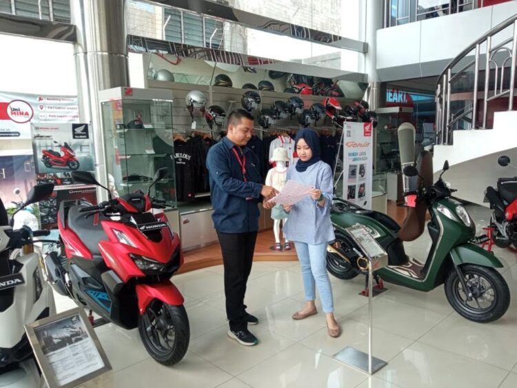 Menara Agung Apresiasi Konsumen di Akhir Tahun, Beli Sepeda Motor Honda Bonus Voucher Rp 400 Ribu 1 LAYANI KONSUMEN— Sales marketing PT Menara Agung melayani konsumen yang melakukan pembelian sepeda motor Honda.