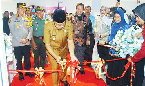 PERESMIAN MPP DI PA— Wako Hendri Septa didampingi unsur Forkopimda, dan Kepala Dinas DPMPSP Swesti Fanloni, menggunting pita tanda diresmikannya Mal Pelayanan Publik yang berlokasi di lantai IV Plaza Andalas (PA), Selasa (19/12).