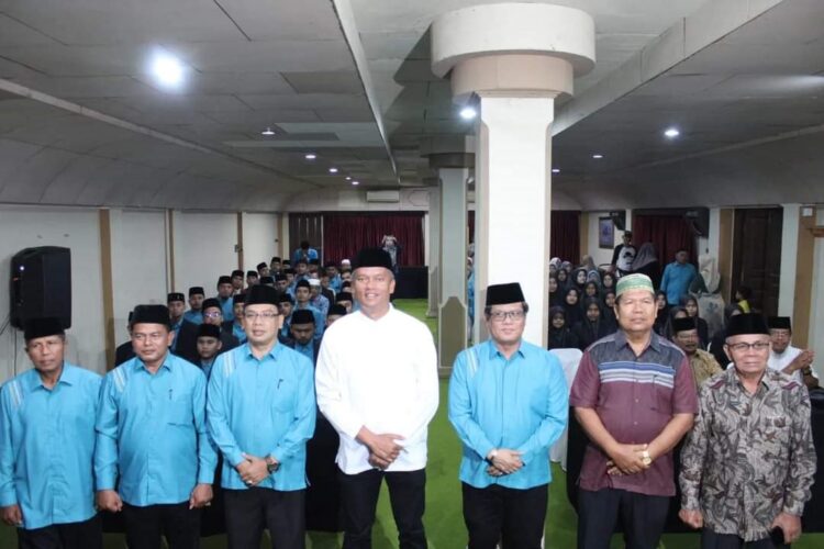 MTQ Niatkan untuk Beribadah, Tingkatkan Keimanan 1 FOTO BERSAMA— Pj Wako Pariaman Roberia berfoto bersaam saat pelepasan secera resmi kafilah Kota Pariaman berangkat menuju MTQN Tingkat Sumbar di Solsel.