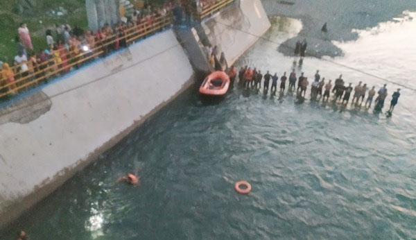 PENCARIAN— Tim SAR gabungan saat melakukan pencarian terhadap mahsiswa yang tenggelam di Bendungan Lubuak Rayo.