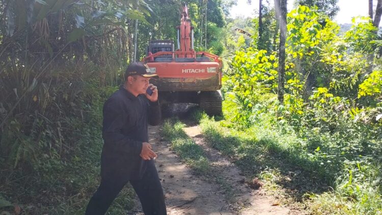 Masyarakat Bersyukur, Kapolsek Inisiasi Perbaikan Jalan Tani 1 MENINJAU—Wali Nagari Sitanang, Kecamatan Lareh Sago Halaban, Hardison Dt. Tulahir saat melihat alat berat bekerja memperbaiki jalan masyarakat.