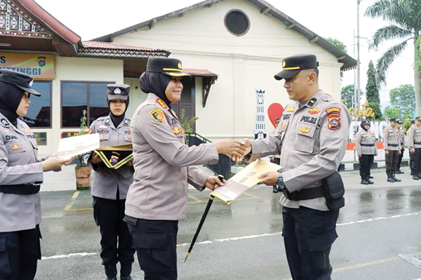 Berdedikasi dan Bekerja Baik, 26 Personel Polresta Bukittinggi Diberi Reward 1 REWARD— Kapolresta Bukittinggi, Kombes Pol Yessi Kurniati memberikan reward kepada 26 personil Polresta Bukittinggi yang berdedikasi dan bekerja dengan baik, Selasa (19/12).