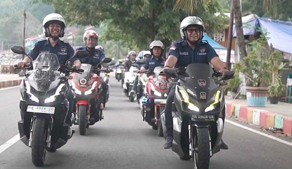 Menara Agung Ajak Komunitas Honda ADV160 Nyoride ke Gunung Padang 1 KELILING— Komunitas Honda ADV160 berkeliling Kota Padang bersama PT Menara Agung sekaligus mengunjungi wisata Gunung Padang.