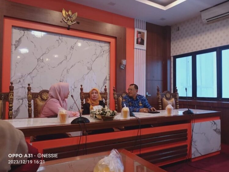 KETERANGAN — Kepala Dinas Pemberdayaan Perempuan dan Perlindungan Anak (DP3AKB) Kota Pariaman, Lucyanel  Arlym, memberikan keterangan terkait penghargaan yang diraih Kota Pariaman dari Kementeria PPPA.