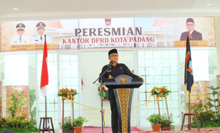 SAMBUTAN— Wali Kota Padang Hendri Septa, memberikan sambutan saat peresmian gedung DPRD Kota Padang, di Kompleks Balaikota Padang Aiepacah, beberapa waktu lalu.