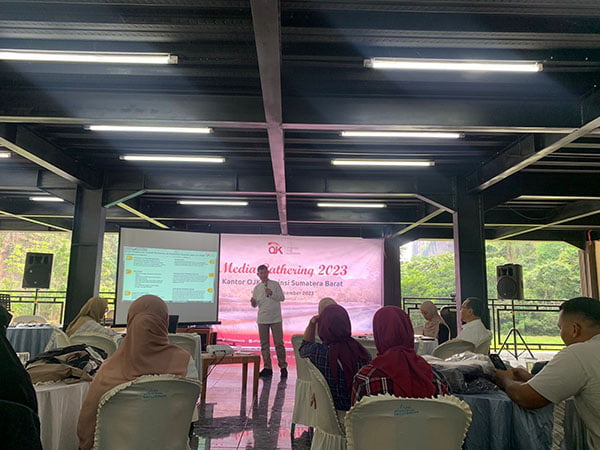 Gelar Media Gathering, OJK Sumbar Sosialisasikan UU Penguatan Sektor Jasa Keuangan 1 PAPARKAN MATERI— Deputi Direktur Pengawasan LJK Kantor OJK Sumbar Mendi Rahmadi saat memaparkan materi Undang-undang Nomor 4 tahun 2023 tentang Pengembangan dan Penguatan Sektor Jasa Keuangan.