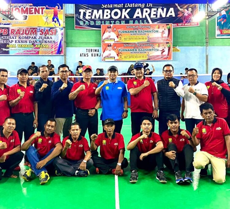 TURNAMEN BADMINTON— Wakil Walikota Solok, Ramadhani Kirana Putra, membuka open turnamen PBSI Badminton antar SD, SLTP/MTS, SLTA/MA, Club dan Kelurahan se-Kota Solok.