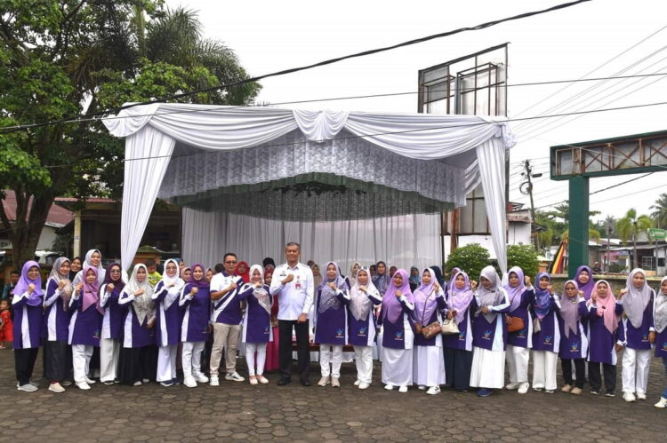 FOTO BERSAMA— Pj Wako Pariaman Roberia bersama Kadis Kesehatan dan jajaran RSUD Sadikin Kota Pariaman, dalam salah satu kegiatan, beberapa waktu lalu.