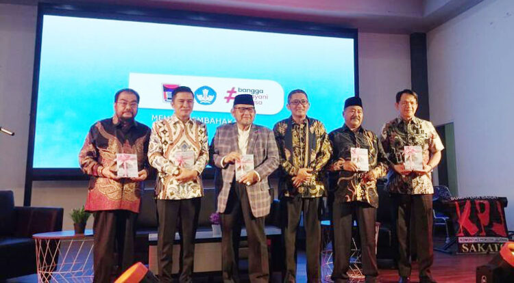 PELUNCURAN BUKU— Buku biografi ‘Hendri Septa, Melayani Tiada Henti’ secara resmi diluncurkan. Peluncuran buku tersebut berlangsung di Youth Centre, Rabu malam (27/12).