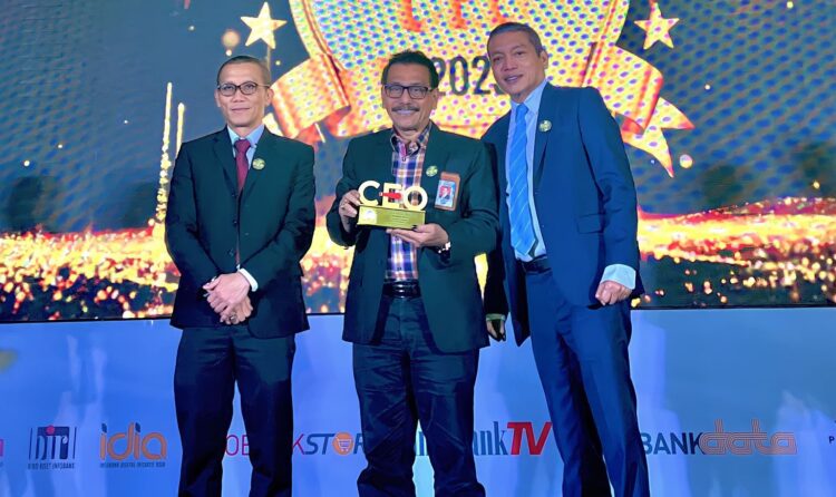 Kedua Kalinya, Dirut Bank Nagari Raih Top 100 CEO 1 TERIMA PENGHARGAAN— Direktur Utama Bank Nagari Muhamad Irsyad saat menerima penghargaan Top 100 CEO 2023 dari Majalah Infobank, Selasa (5/12) di Hotel Four Season, Jakarta.