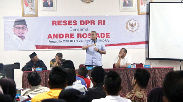 KELILING SOLOK— Anggota DPR RI dari Dapil Sumbar I H Andre Rosiade, berkeliling Kabupaten Solok untuk membuka tugas masa reses Desember 2023, Kamis (8/12). Beberapa tempat dikunjungi anggota Fraksi Partai Gerindra itu didampingi anggota DPRD Kabupaten Solok.