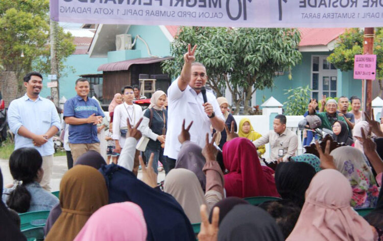 KAMPANYE DI PADANG— Caleg DPR RI Dapil 1 Andre Rosiade, melakukan kampanye disejumlah titik di Kota Padang, Selasa (19/12).