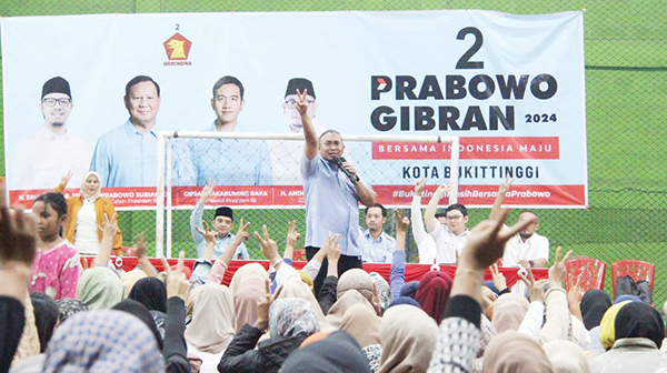 KAMPANYE— Ketua Tim Kampanye Daerah (TKD) Prabowo Subianto-Gibran Rakabuming Raka, H Andre Rosiade berkampanye di Kota Bukittinggi, Rabu (20/12) lalu. Ribuan orang hadir pada dua titik di Guguk Panjang dan Mandiangin. Hujan lebat menambah semangat kampanye memenangkan Prabowo-Gibran.