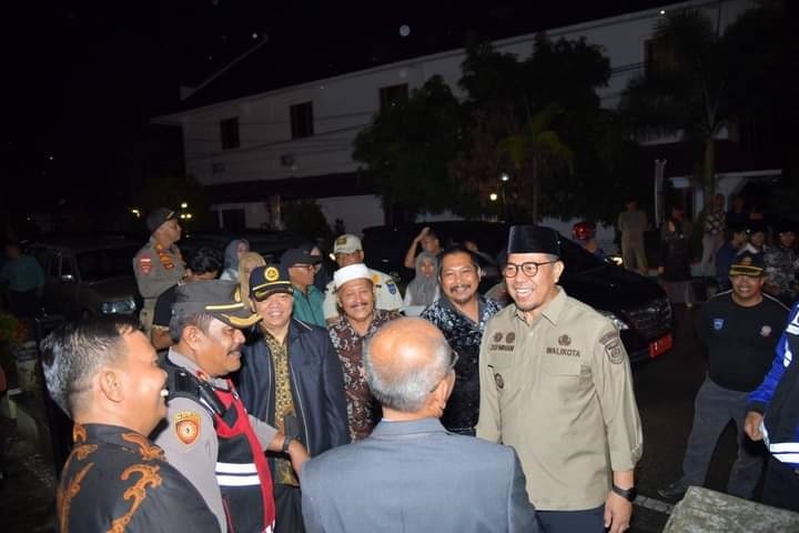 Pastikan Nataru Aman dan Terkendali, Pj Wako dan Forkopimda Pantau Pospam 1 TINJAU POSPAM— Pj Wali Kota Sawahlunto Zefnihan bersama Forkopimda tinjau langsung kondisi keamanan Natal dengan
mencek kesiapan petugas di pos pengamanan.