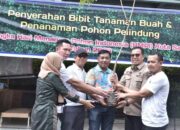 PTBA Serahkan Bantuan 4000 Batang Bibit Pohon Produktif 