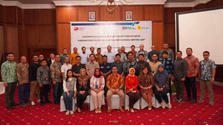 FOTO BERSAMA— PT PLN (Persero) melaksanakan kegiatan Customer Engagement & Business Presentation PLN Group Layanan Fasilitas Ekstra (Fastra) Sektor Migas dan Entitas Lain di Hotel Gran Sinyur Balikpapan.