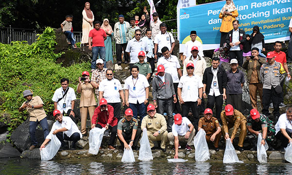PELEPASAN BIBIT IKAN— Dirut PT Semen Padang Asri Mukhtar Dt Tumangguang Basa, bersama Direktur Operasional PT Semen Padang Indrieffouny Indra, Dandim 0307/Tanah Datar, Letkol Czi Sutrisno, melepas ribuan ikan bilih hasil konservasi yang dilakukan PT Semen Padang di Jorong Batu Baraguang, Nagari Sumpur, Kecamatan Batipuh Selatan, Kabupaten Tanahdatar, Senin (18/12).