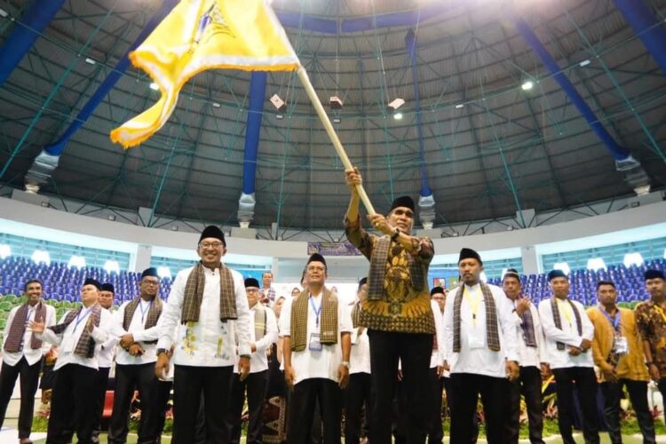 Parisman Ikhwan Pimpin IKLB Lintau IX Koto Kota Pekanbaru Periode 2023-2028, Eka Putra: Ajang Silaturahmi Warga Lintau IX Koto 1 KIBARKAN PATAKA— Ketua IKLB Lintau IX Kota Pekanbaru periode 2023-2028, Parisman Ikhwan kibarkan bendera pataka IKLB IX Koto, usai pengukuhan pengurus yang dilakukan Bupati Tanah Datar Eka Putra.