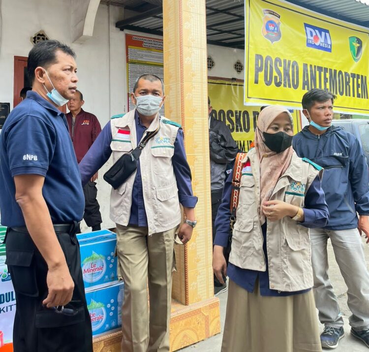 SALURKAN LOGISTIK— Ketua YBM PLN Bukittinggi Yotrizal beserta tim menyalurkan logistik kepada para relawan berjuang dalam pencarian korban terdampak erupsi Gunung Marapi di Posko Antemortem, Nagari Batu Palano, Kec. Sungai Puar, Kabupaten Agam pada Selasa (5/12).