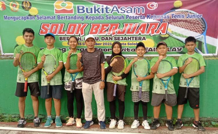 Piala Solok Berjuara Kota Solok, Sawahlunto Ikuti Kejurnas Tenis Junior 1 FOTO BERSAMA—Petenis junior Persatuan Tenis Lapangan Indonesia (Pelti) Kota Sawahlunto foto bersama sebelum keberangkatan.