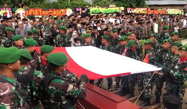 Diiringi Isak Tangis, Kopda Hendrianto Dimakamkan Secara Militer, Terima Kenaikan Pangkat Istimewa jadi Koptu 1 PEMAKAMAN—Prosesi pemakaman Kopda Hendrianto, pejurit TNI dari Satuan Batalyon Infanteri 133/ Yudha Sakti Padang yang gugur ditembak KKB di Papua.