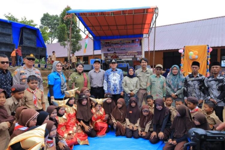 USAI—Bupati Pasaman Sabar AS usai  meresmikan pemakaian gedung SD Negeri 16 Siparayo di Nagari Malampah Kecamatan Tigo Nagari.